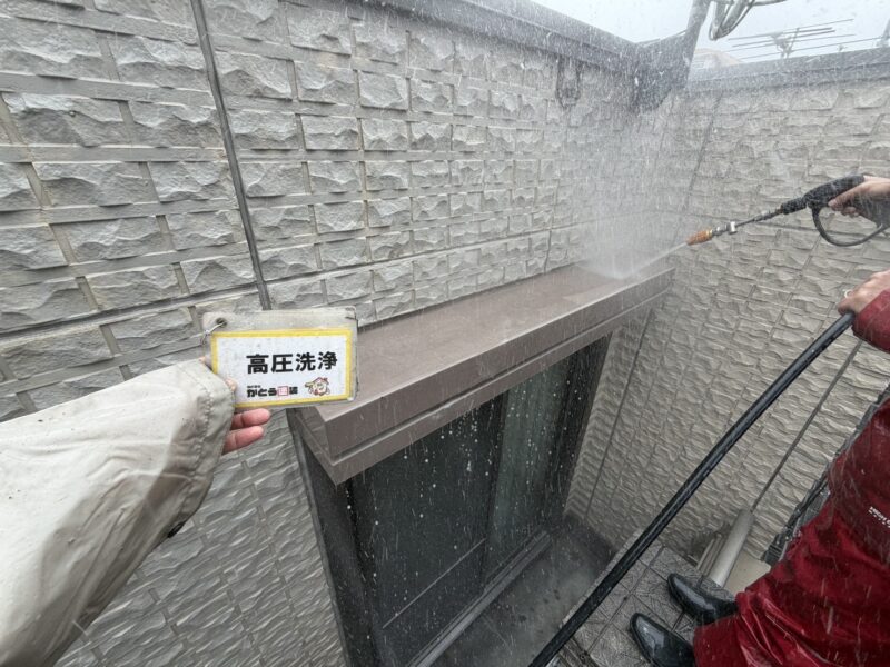 シャッターボックスの高圧洗浄の様子です。