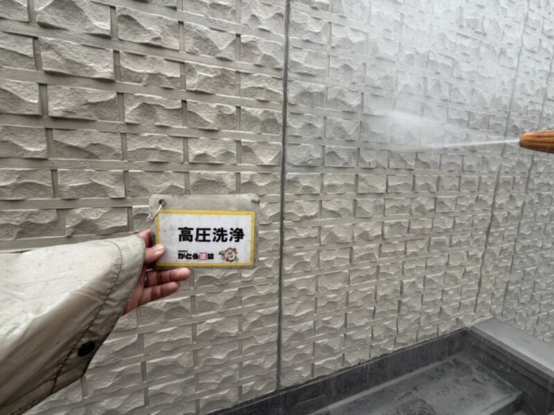 外壁の高圧洗浄の様子です。
