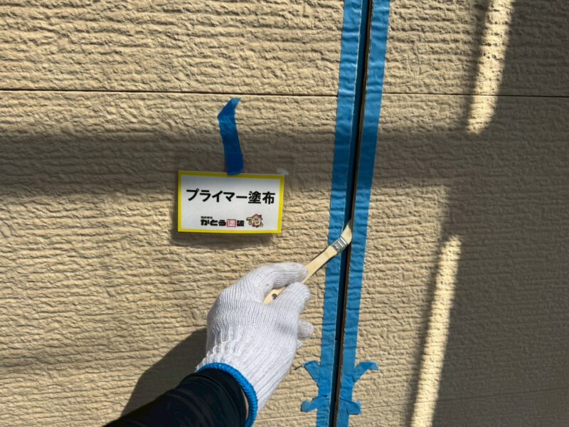 密着性を高めるプライマーを塗布します。