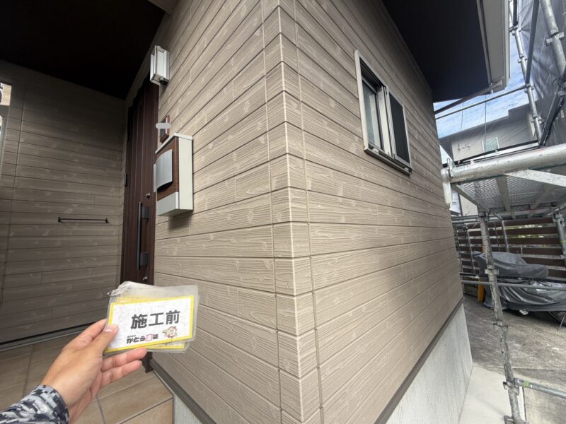 1階玄関周りの木目調サイディングは、新築時と比べ色褪せた印象になっていました。
