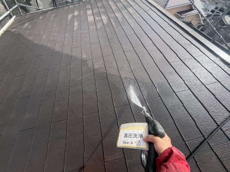 古い塗膜や汚れをしっかり洗い流し、塗装の工程に入ります。