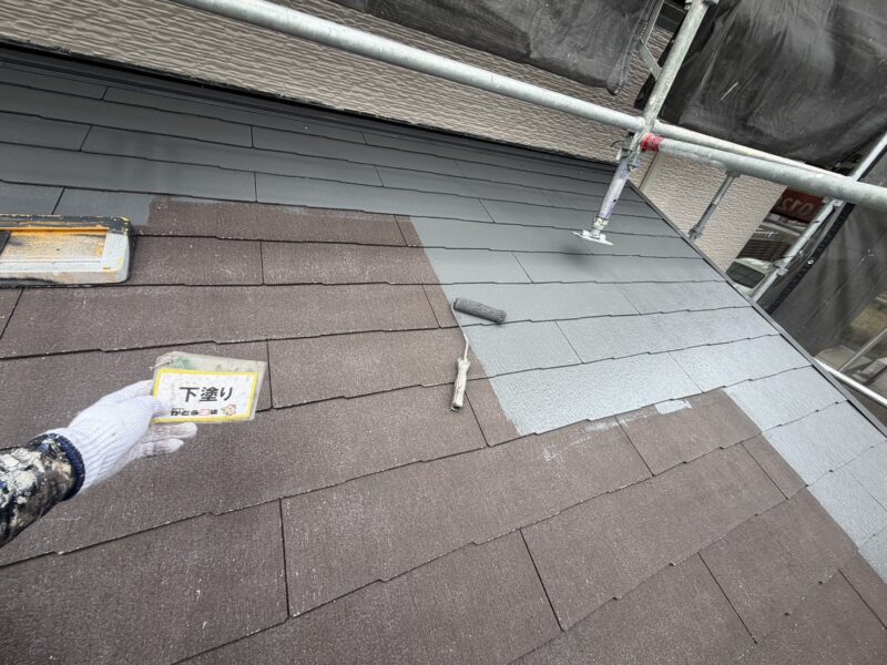 下塗りで下地を綺麗に整えることで、塗装面の凹凸を減らし、塗料をしっかり密着させる効果があります。