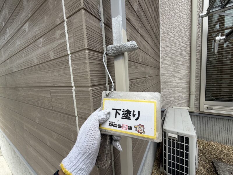 竪樋の下塗りの様子です。