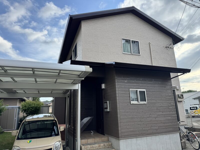 玄関周りの木目柄の外壁は紫外線の影響で色褪せていましたが、潤いのある艶やかで美しい木目が蘇りました。
