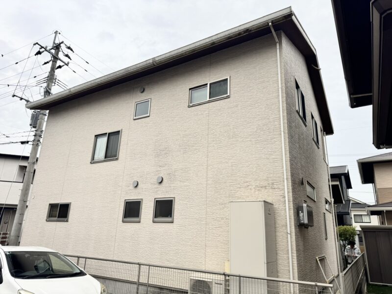 外壁はひび割れや傷みはほとんどなく、比較的綺麗な状態でした。<br />
シーリングが劣化していましたので、すべて打ち替えをおこないます。