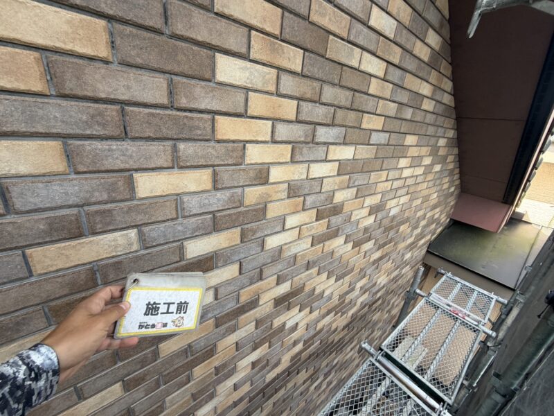 1階部分の外壁タイルは、塗料で塗りつぶさずにクリアー塗装で艶と耐久性を引き出します。