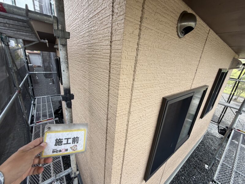 シーリングは経年劣化、紫外線の影響で硬化していました。<br />
すべて打ち替えをおこないます。