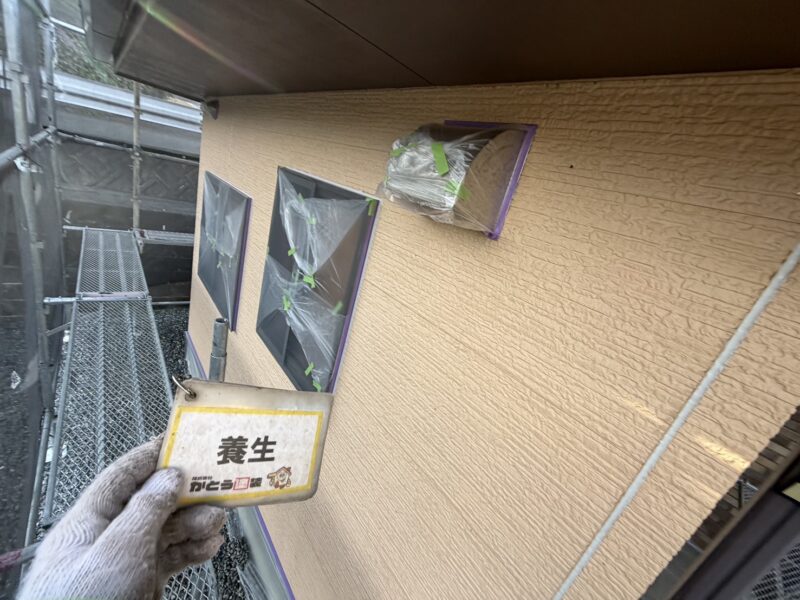 窓だけでなく、フードなども養生します。