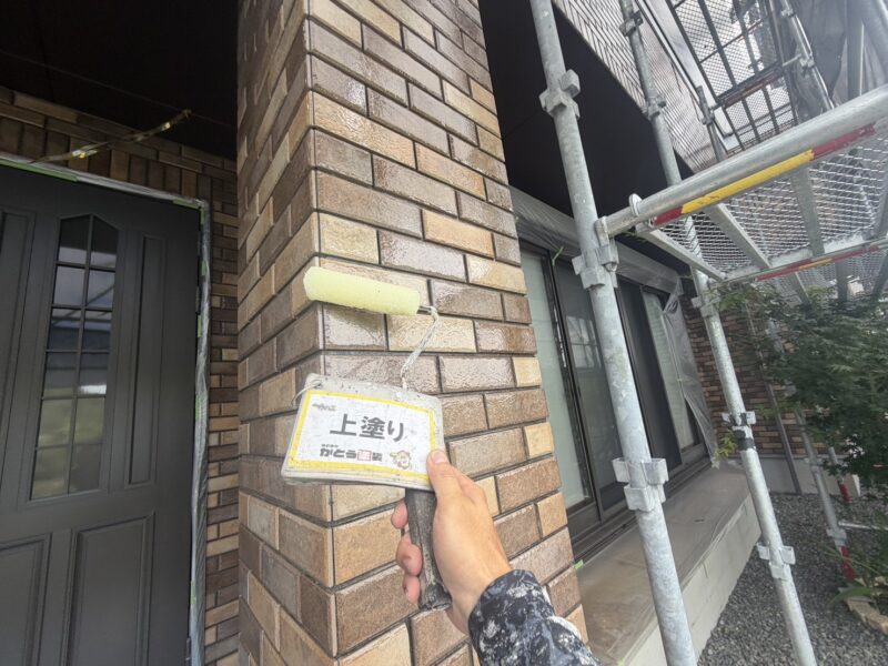 クリアー塗装で外壁表面を保護し、艶を出していきます。