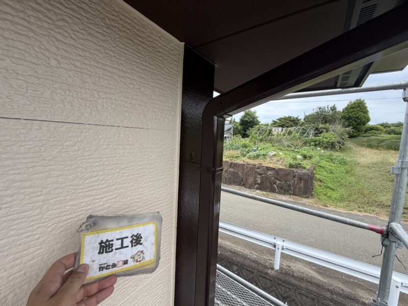 付帯部は軒天と同じブラウン系で統一し、まとまり感のある仕上がりになっています。
