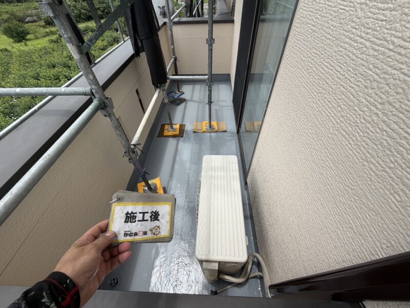 バルコニーも非常に雨漏りしやすい箇所です。<br />
新しい塗膜が紫外線や雨風から防水層を守ってくれます。
