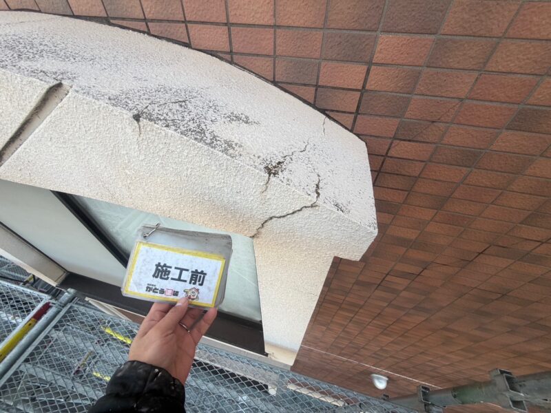 外壁同様、ひび割れはすべて補修していきます。