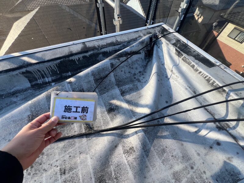 既存のシートは長い時間をかけて水分を含み湿り、浮きや膨れが見られました。
