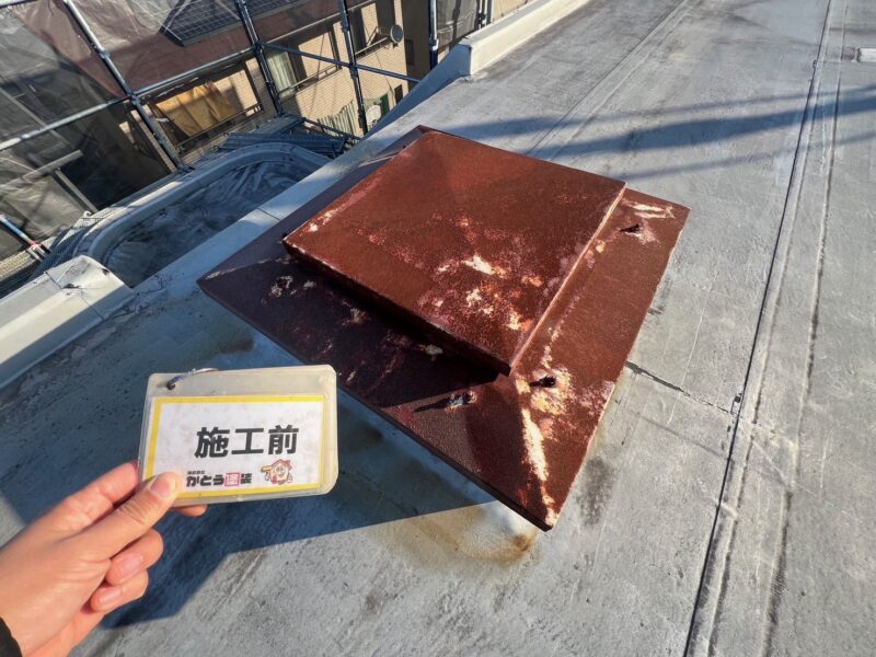 避難ハッチは、錆つき茶色の変色していました。<br />
鉄部らしい艶はまったくない状態です。