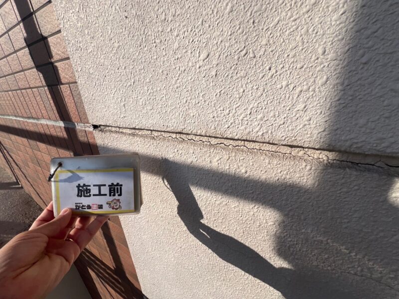 シーリングは劣化し、ひび割れしていました。<br />
既存のシーリング材を撤去し、高耐久のもので打ち替えをおこないます。