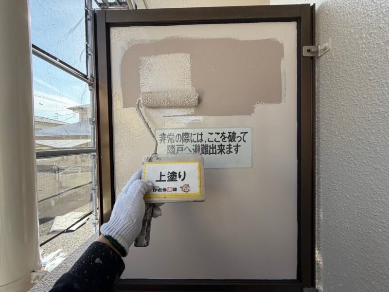 隔て板の上塗りの様子です。