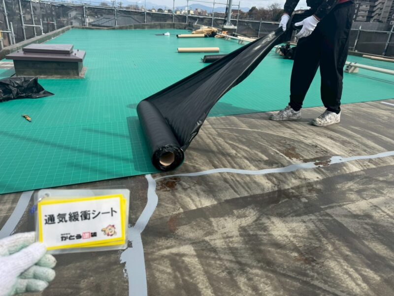 プライマー塗布後、通気緩衝シートを取り付けていきます。