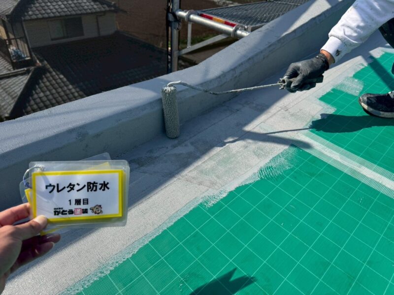 ウレタン防水1層目塗装の様子です。<br />
下地との密着を高める重要な工程です。