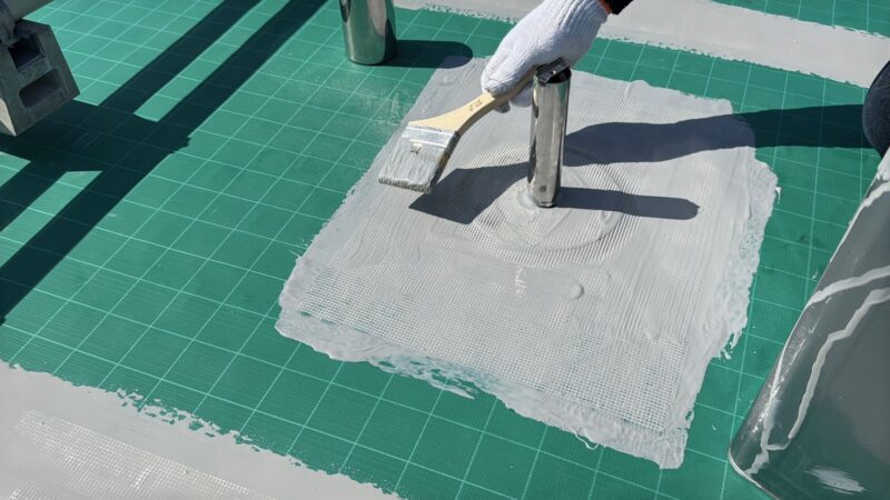 補強メッシュを入れることで、動きやすい箇所のひび割れや負担を分散させることができます。