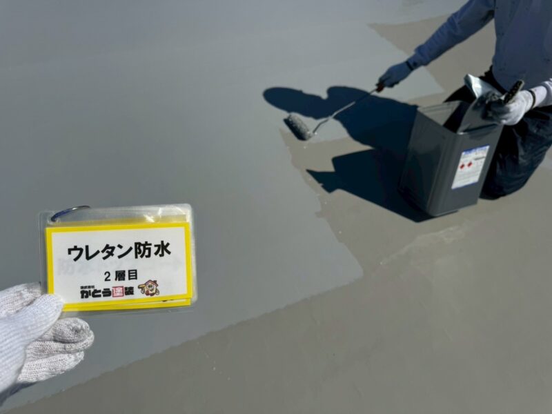 ウレタン防水層2層目施工の様子です。