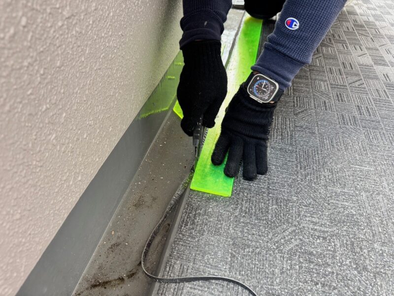 廊下部分には長尺シートを張ります。<br />
一度仮敷きし、位置や納まりを確認していきます。<br />
ストライプカッターで余計な部分はカットします。