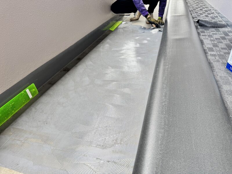 専用の接着剤を均一に塗布していきます。<br />
塗りムラがあると、浮きや剥がれの原因となります。
