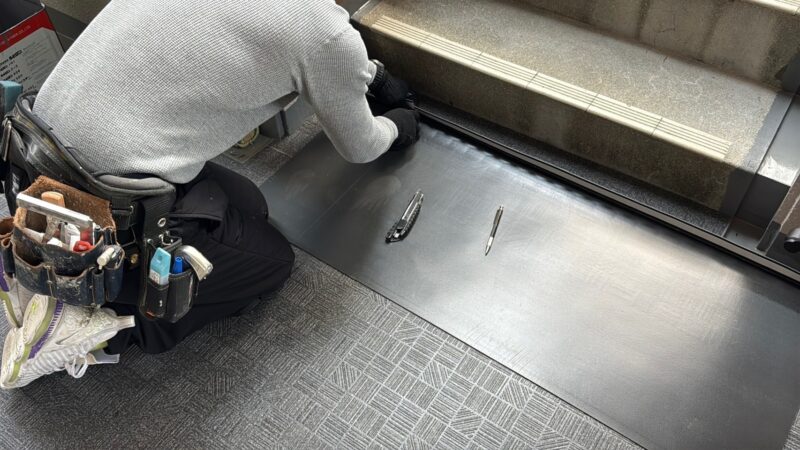 階段用シート張り付けをおこないます。<br />
幅に合わせて裁断します。