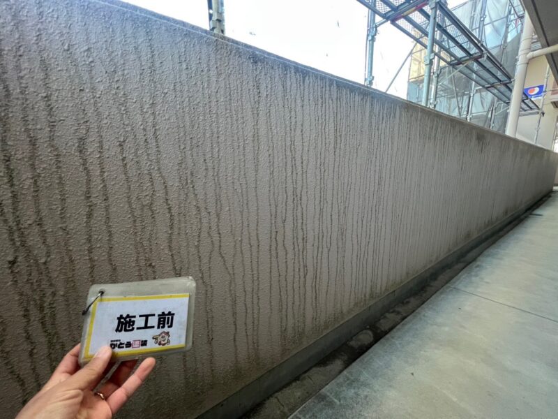長年の雨垂れ汚れがこびりつき、黒く汚れてしまっていました。