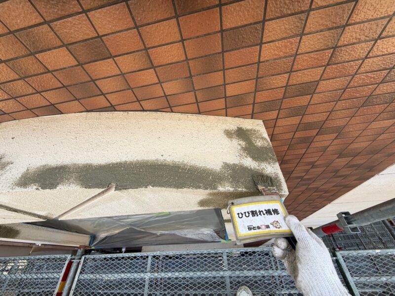 ひび割れを放置するとそこから雨水が浸入し、雨漏りする恐れがありますので注意です。
