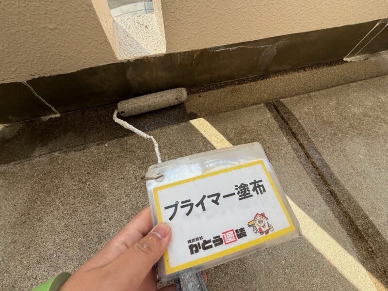 排水溝プライマー塗布の様子です。
