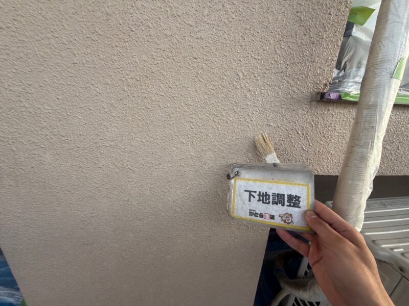 ひび割れの下地調整をおこなっています。