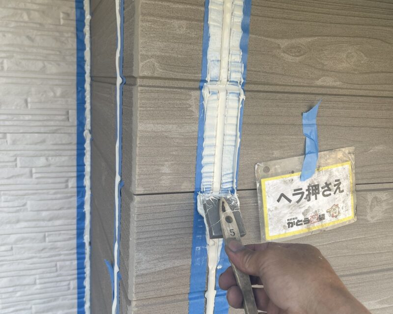 ヘラで押さえ密着性を高めます。