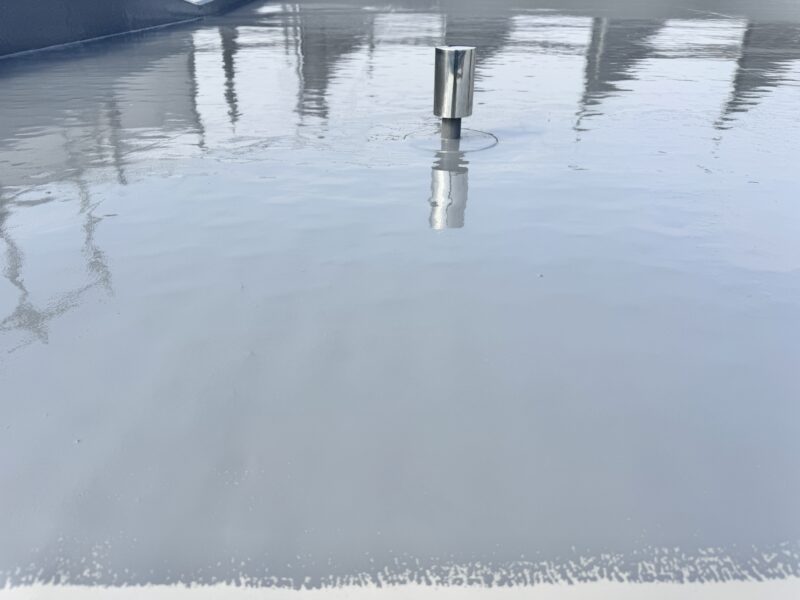施工前は防水シートの劣化や雨漏りが発生している状態でしたが、施工後は美観も機能性も大きく改善しています。