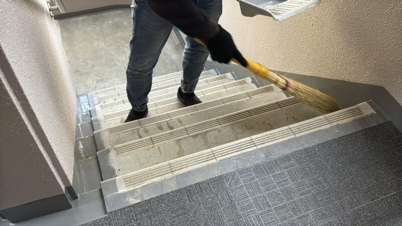 廊下の長尺シート貼りの前に清掃をおこないます。