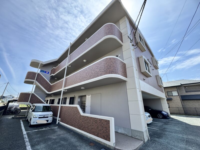 弊社は戸建てだけでなく、マンションや大型の建物まで幅広く塗装のご依頼をいただいております。<br />
お住まいのお悩みやお困りごとに合わせた解決策・ご提案をいたします。