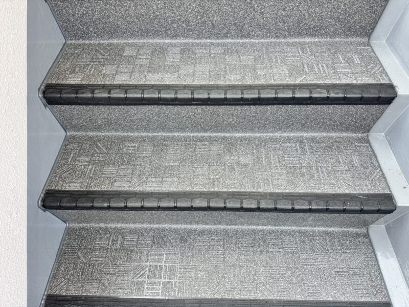 入居者様が毎日気持ち良く、そして雨の日でも滑りにくい安全にお使いいただける階段になりました。