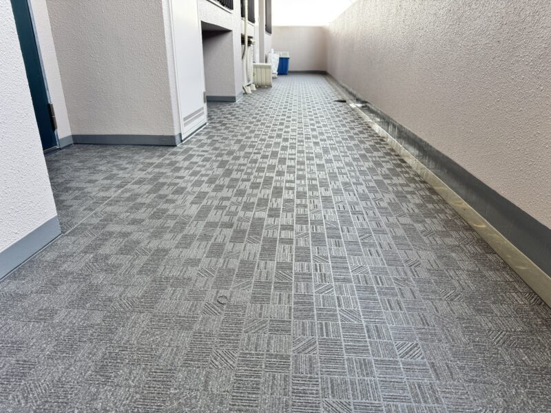 また、長尺シートは隙間や凹凸が少ないのでホコリやゴミが溜まりにくく、汚れても簡単に拭き取れる作りになっているのも嬉しいポイントです。