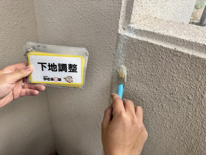 ひび割れは塗装前にすべて補修します。