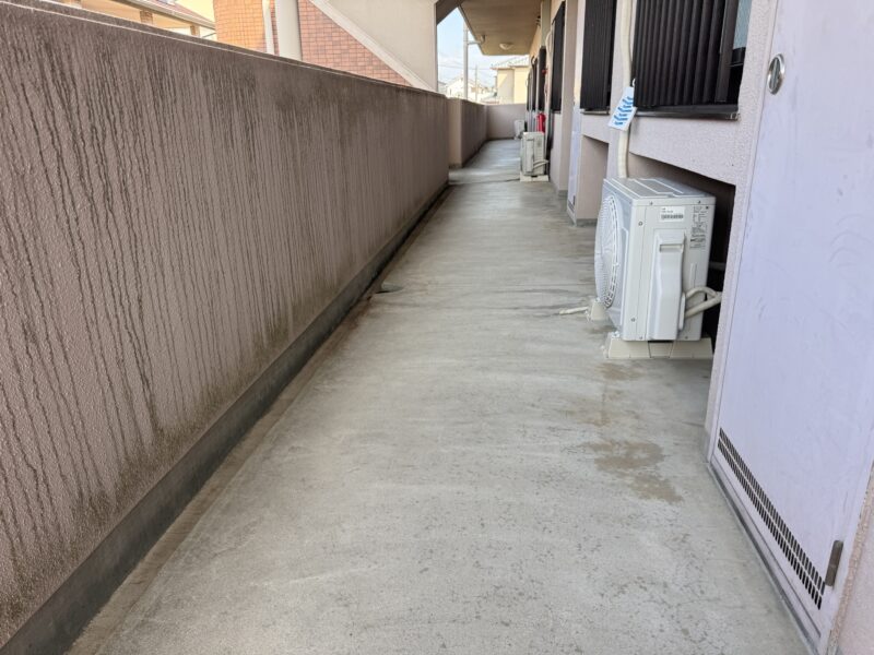 廊下にも美観向上と安全性確保のため、長尺シートを貼っていきます。