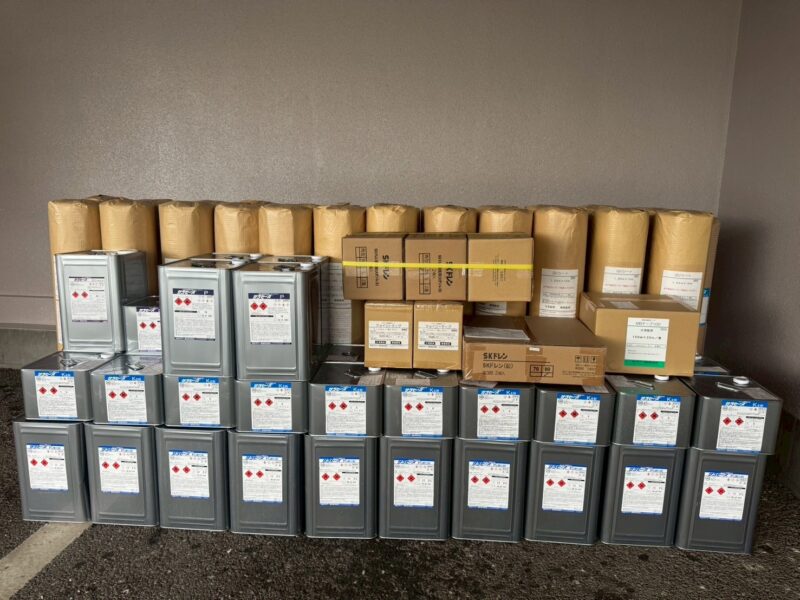 屋上防水工事で使用した塗料、部材になります。