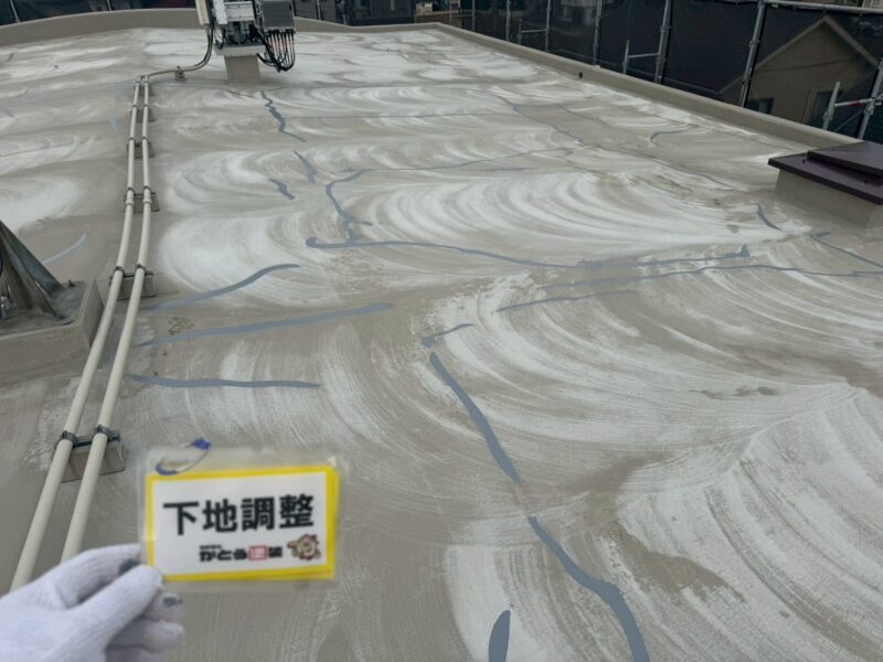 モルタルを使い、下地を平滑に整えています。<br />
細かな不陸や段差をなくすことで、防水層がしっかり密着し耐久性も大きく向上します。