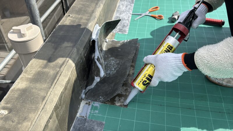 改修ドレンを差し込み、周囲を防水処理で隙間なく固定します。