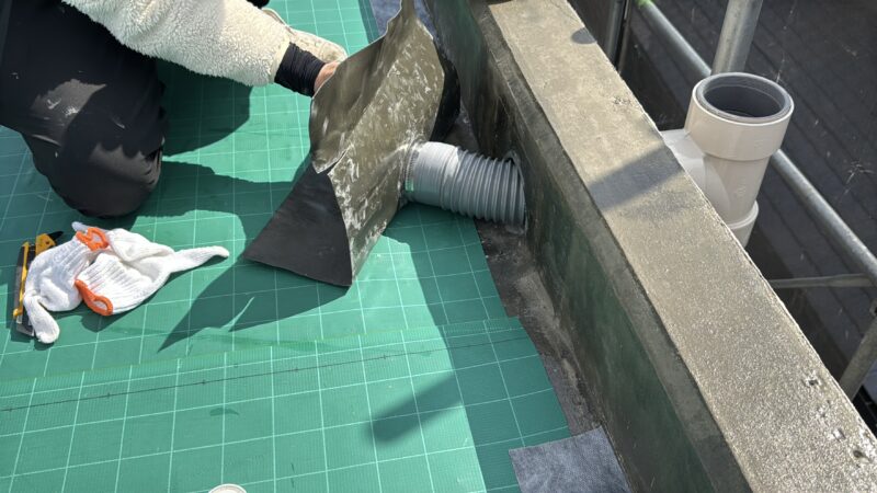 ドレン周りはわずかな施工不良でも雨漏りに直結するため、細部まで慎重に作業をおこないます。