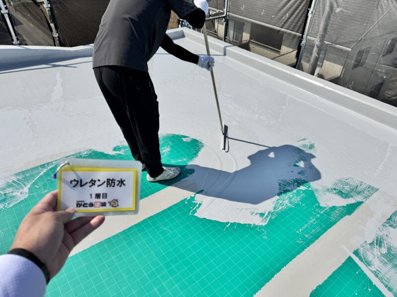 防水層形成の様子です。<br />
防水性能を大きく左右しますので厚みやムラが出ないよう丁寧に仕上げます。