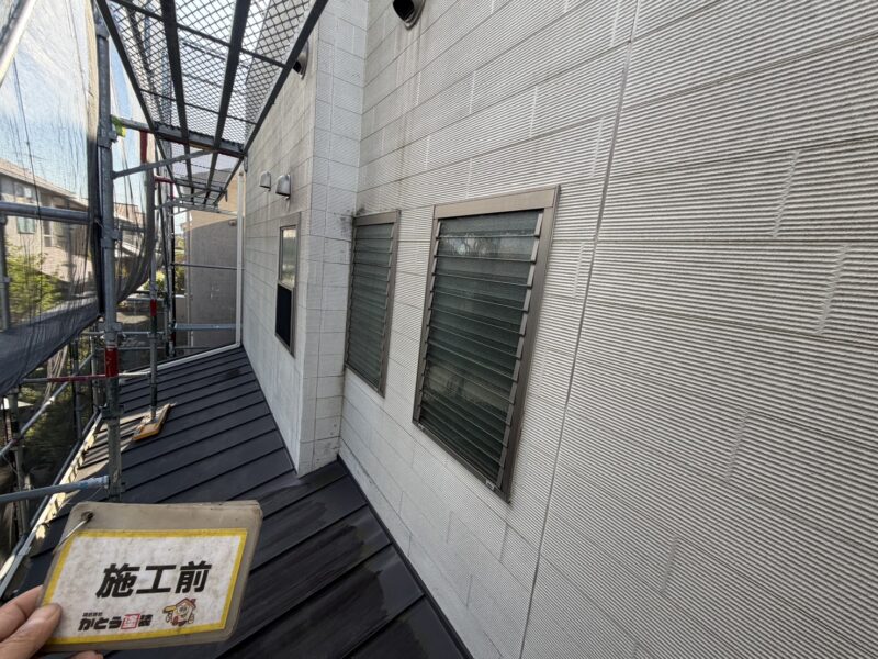 外壁の頑固な雨垂れ汚れやシーリングの痩せなど経年劣化による耐久性の低下がみられました。