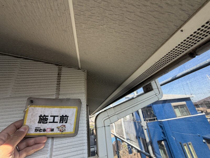 軒天は塗装後に湿潤状態になっても良好な付着性を保つ塗料で塗り替えをおこないます。