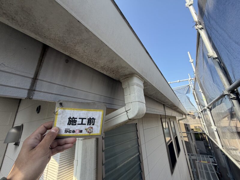 雨樋や破風の白さは失われ、黒く汚れてしまっていました。
