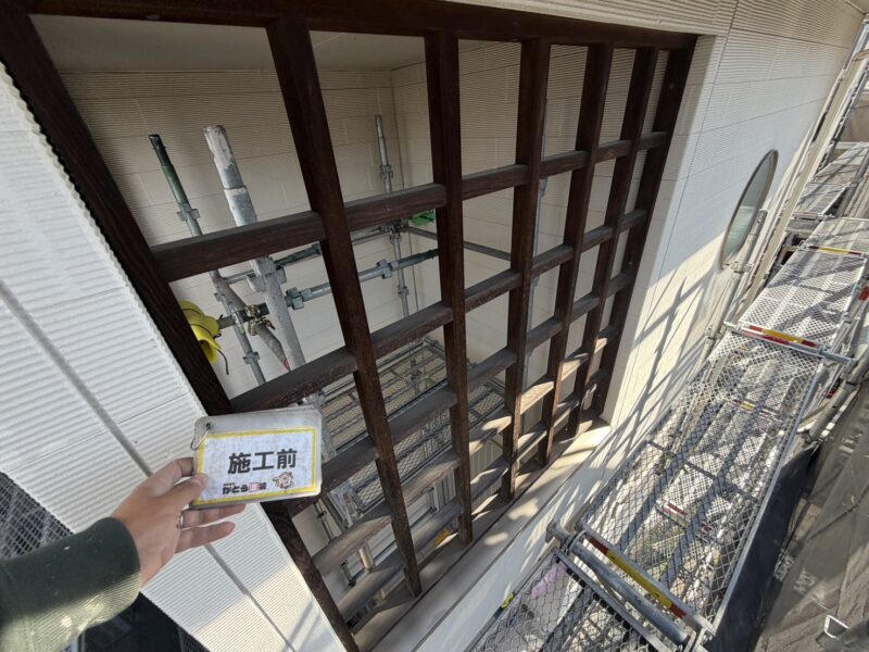 玄関木柱は強い紫外線にも負けない専用塗料で塗り替えをおこないます。