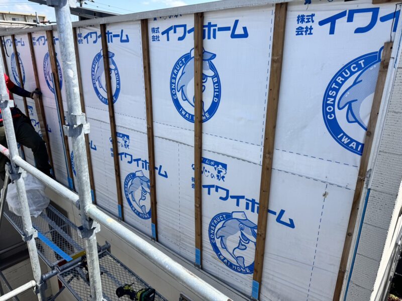 2階部分の外壁の浮きがあった箇所を撤去し、新しい外壁材を張り替えていきます。