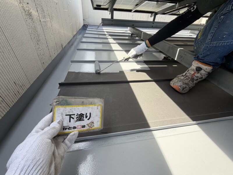 太陽光パネルの下も手を抜くことなく塗装をおこないます。
